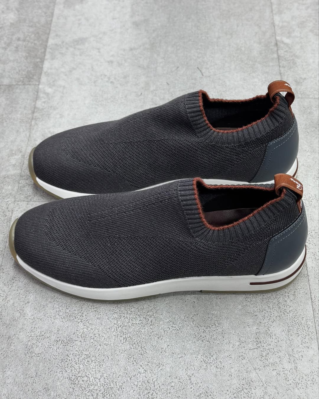 Slip-On Knit Walking Shoes With a Grey Upper and a White Sole